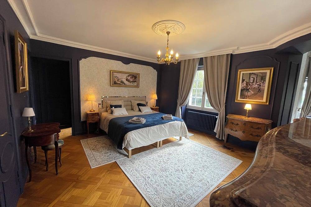Charming bed and breakfast in a château with breakfast included in Saint-Genest-Lerpt, Loire