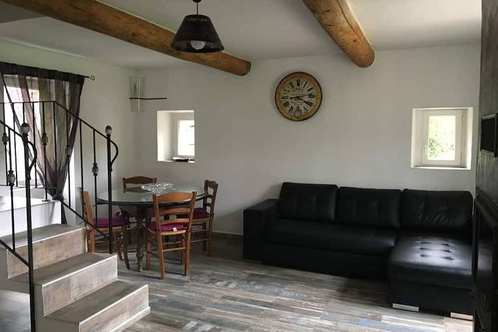 Gîte pour 5 personnes, avec terrasse ainsi que jardin et piscine à Saint-Jean-du-Pin - 4