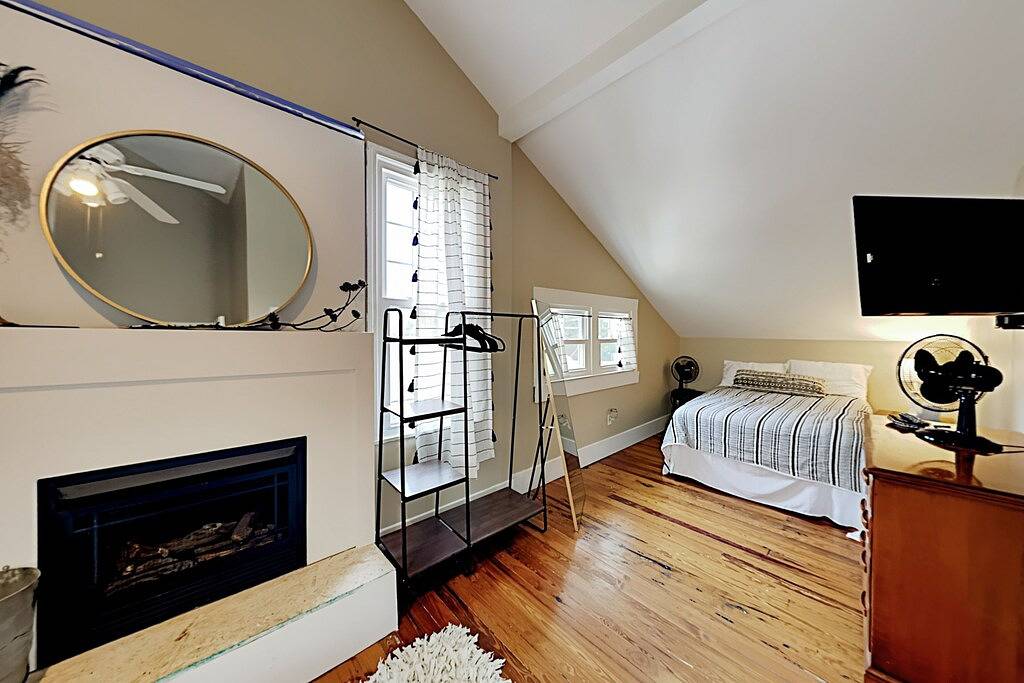 Charming home a short walk from downtown w/2 fireplaces, porch, yard, firepit in Hendersonville, Henderson County (NC)