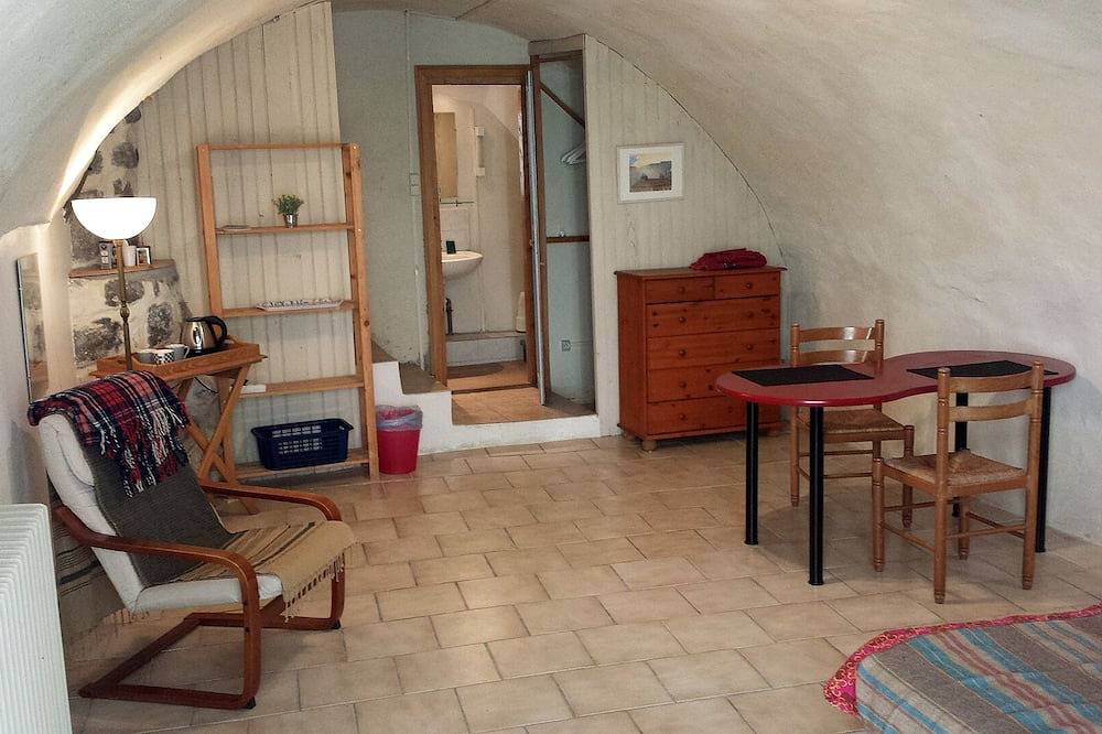Chambre independant dans une maison atypique. Pas de possibilité de cuisiner. in Alba-la-Romaine, Privas (arrondissement)