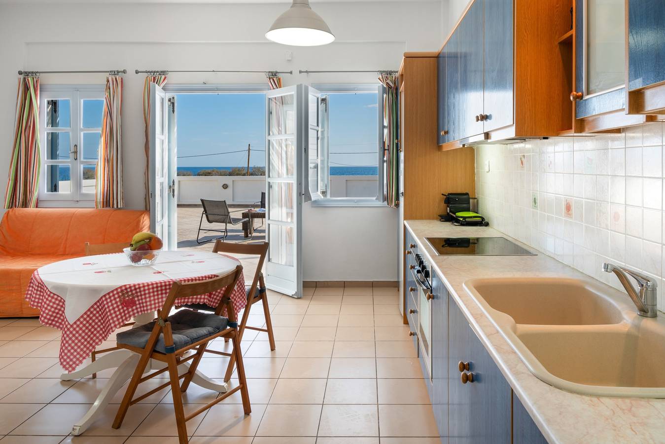 Apartamento entero, Aegean Blue Santorini Perivolos cerca de la playa con vistas al mar y Wi-Fi in Playa de Perivolos, Perissa