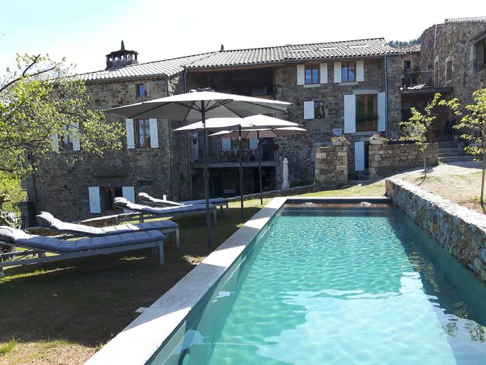 Gîte pour 2 personnes, avec piscine à Chassiers