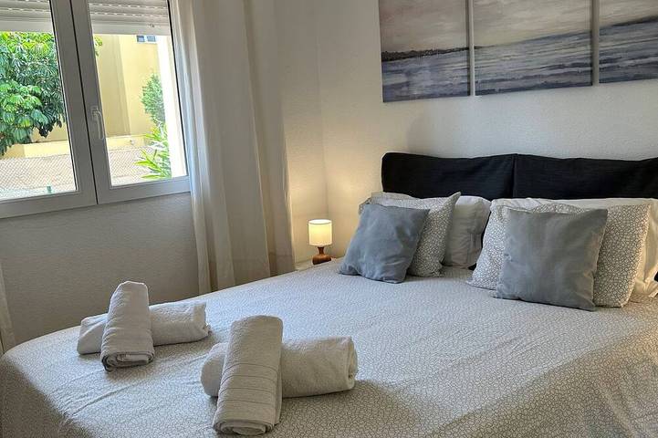 Appartement entier, Ground floor with garden and views 400 meters from the beach in Urbanizacion Calahonda, Mijas