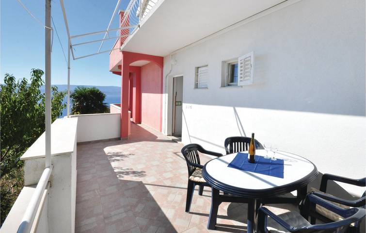 Ganze Ferienwohnung, Gemütliche Ferienwohnung mit Terrasse, Parkplatz und 2 km Entfernung zum Strand in Stanici, Omis-Riviera