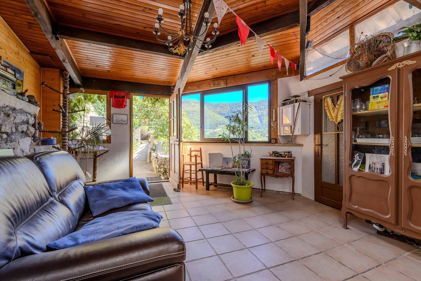 'Tournesol' Room with Mountain View, Shared Terrace and Wi-Fi in Montbrun-les-Bains, Nyons region