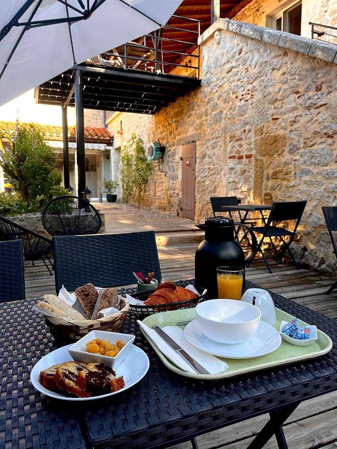 Location de vacances pour 2 personnes, avec piscine ainsi que terrasse et jardin à Vire-sur-Lot - 2