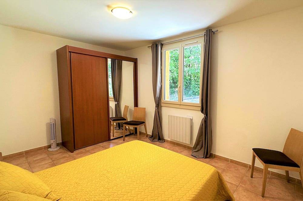 Entire apartment, F2 - Air-conditioned apartment for 2 to 4 people in Figanières, Draguignan region