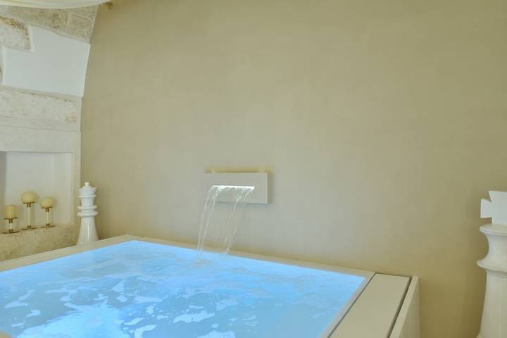 Appartamento intero, Appartamento di lusso 'Eurydice Suite' con piscina interna, terrazza, A/C e Wi-Fi in Ostuni, Salento