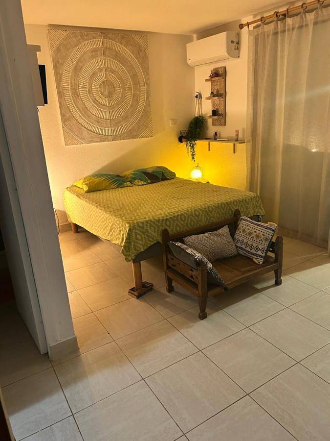 Gîte pour 2 personnes, avec piscine et vue ainsi que jardin et terrasse dans Anse Caritan - 3