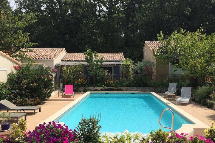 Maison de vacances pour 4 personnes, avec jardin et piscine à Eyragues