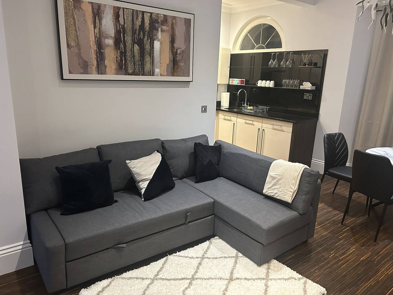 Entire holiday apartment, Tavistock House-Contractor stay-Parking-Sleeps 7, in Bedford