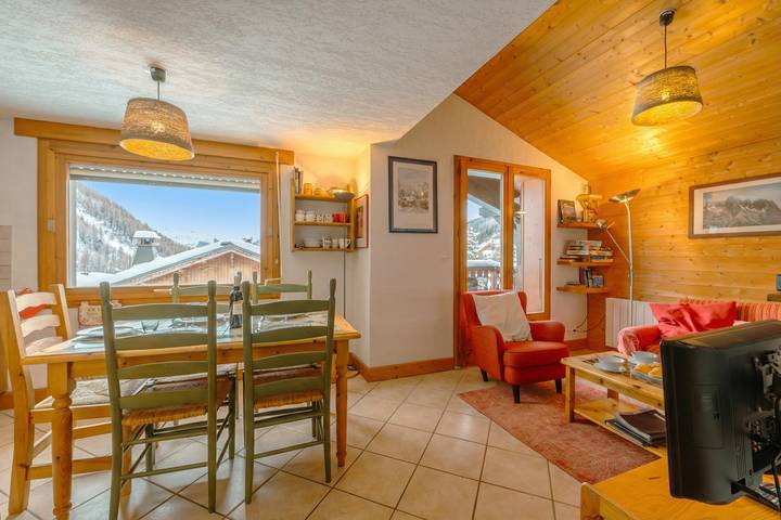 Apartamento entero, Alpine Duplex w/ Balcony & Fireplace in Chamonix-Mont-Blanc, Macizo del Mont Blanc