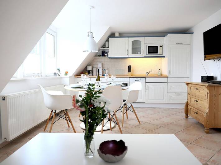 Ganze Wohnung, Ruhige Dachgeschosswohnung in Westerland mit Gartennutzung und E-Bike-Anschluss in Westerland, Sylt (Gemeinde)