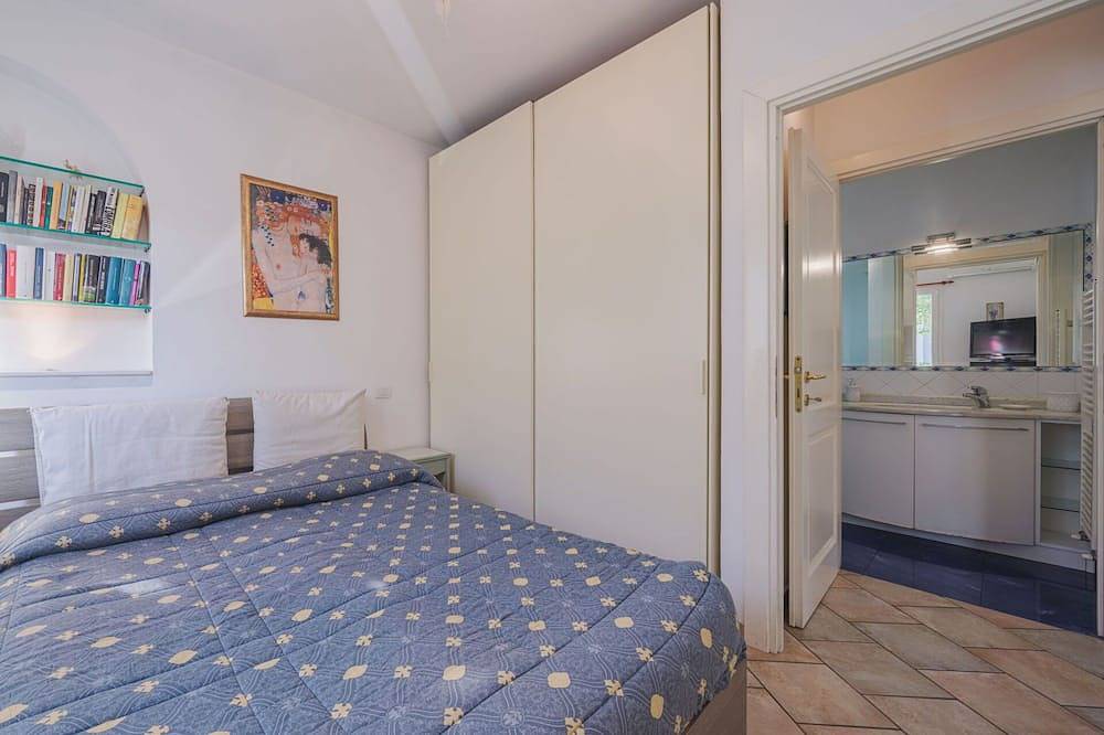 Entire apartment, Lovely apartment for 4 guests with A/C, Wifi, Tv, patio and parking in Cinquale, Montignoso