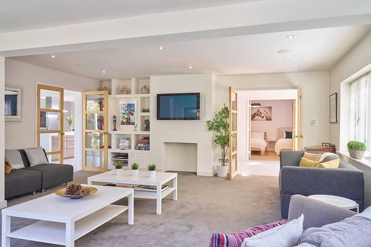 The Most Amazing House In Cheltenham / Cotswolds Ideal For Parties & Families in Cheltenham, Gloucestershire