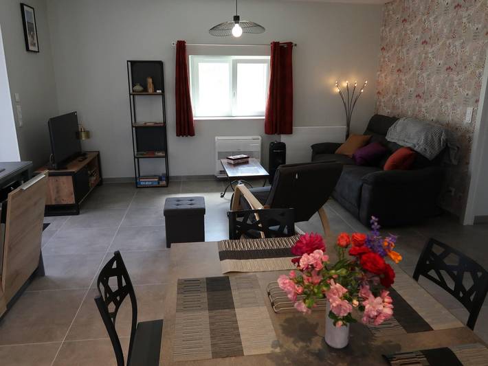Peaceful house with air conditioning and Wi-Fi, pet-friendly in Chéu, Auxerre region