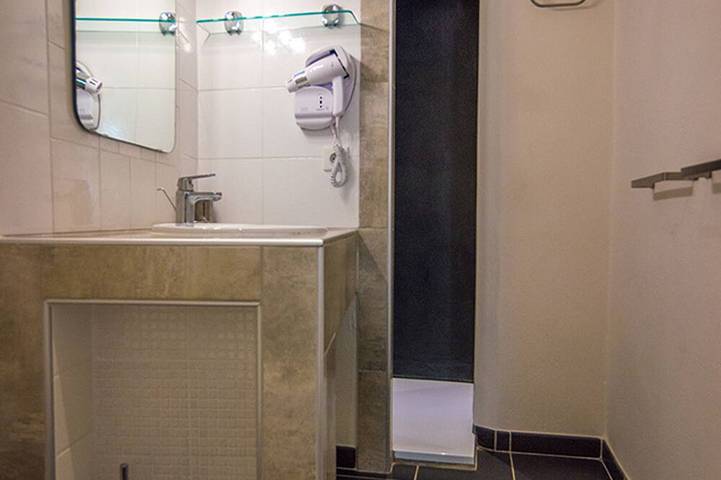 Ganze Wohnung, Renoviertes Dorfhaus, ruhige Terrasse, Parkplatz in Mèze, Mittelmeerküste (Frankreich)