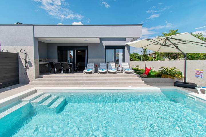 Villa pour 5 personnes, avec piscine ainsi que terrasse et jardin à Loborika