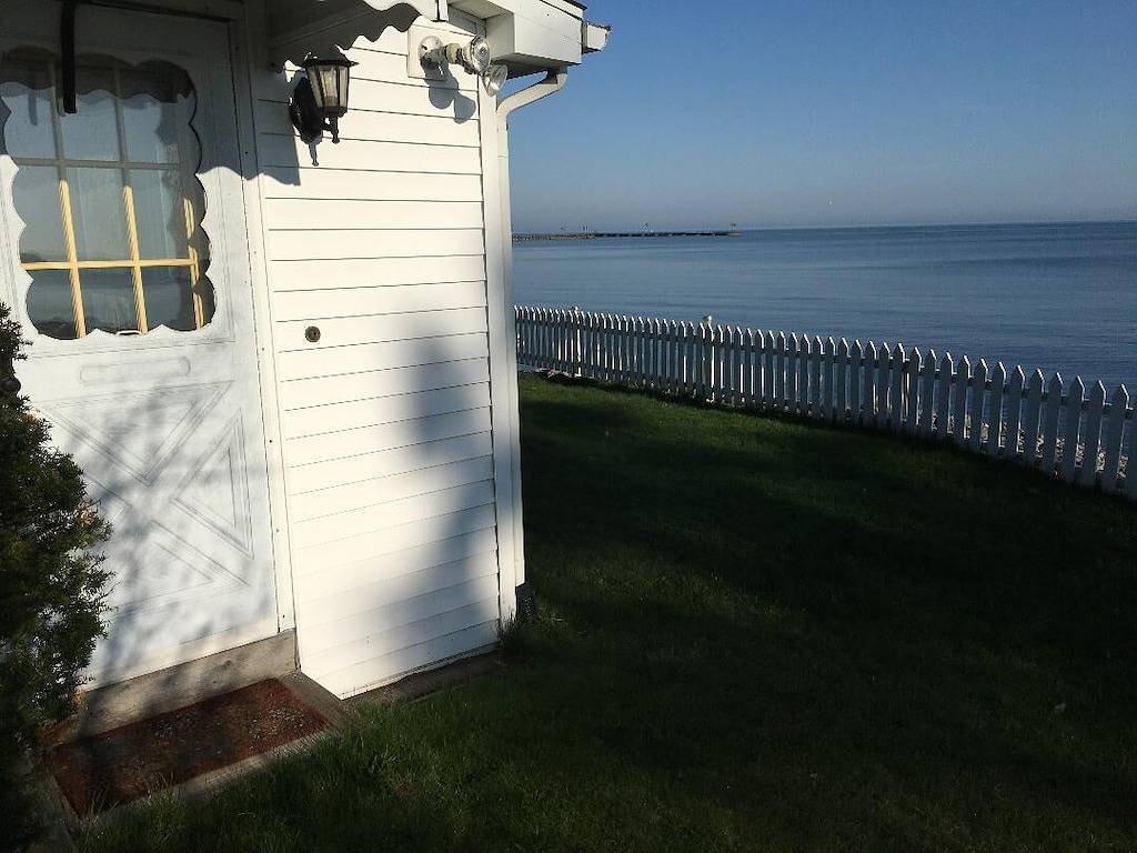 Lakefront 2 bedroom house between Rochester and Niagara Falls, Ny in Ontariosee