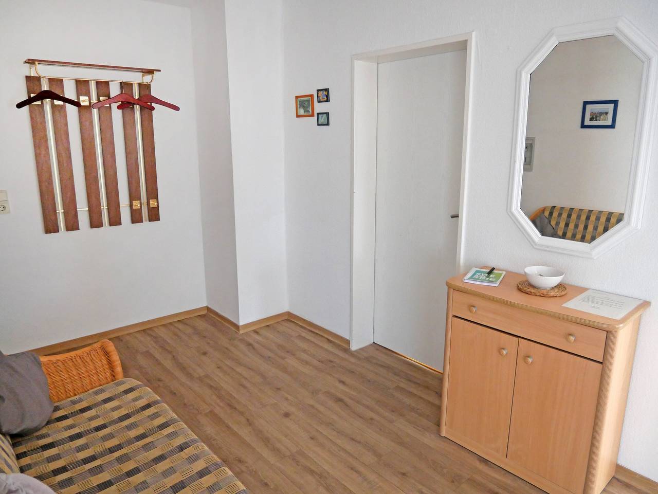 Ganze Wohnung, Wohnung Nr. 2 mit privater Terrasse, zwei Schlafzimmern, Gemeinschaftsgarten und Parkplatz - 85 qm in Döse, Cuxhaven