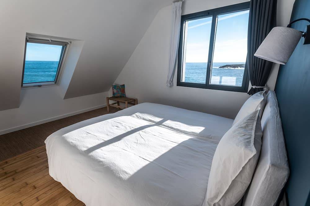 Villa Ponant 5 étoiles à Doëlan, piscine intérieure chauffée face à la mer in Doëlan, Clohars-Carnoët
