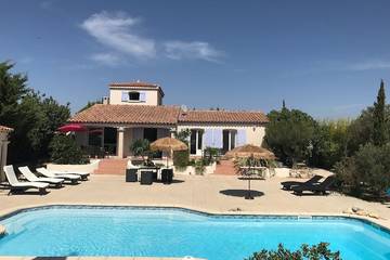 Location de vacances pour 12 personnes, avec terrasse ainsi que jacuzzi et jardin à Carnoux-en-Provence