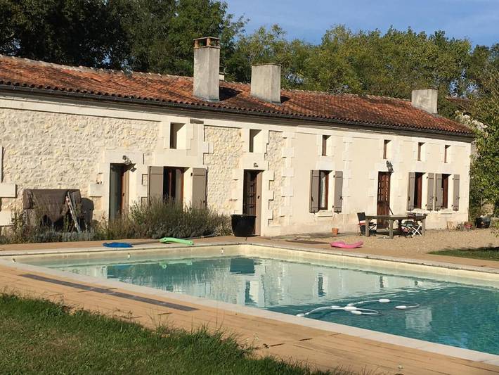 Location de vacances pour 3 personnes, avec Jacuzzi et Terrasse ainsi que Jardin et Piscine à La Roche-Chalais