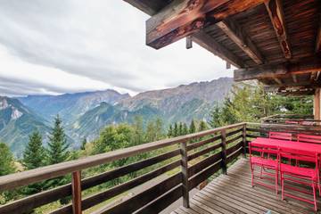 Gîte pour 4 personnes, avec balcon ainsi que jacuzzi et sauna à Villard-Reculas