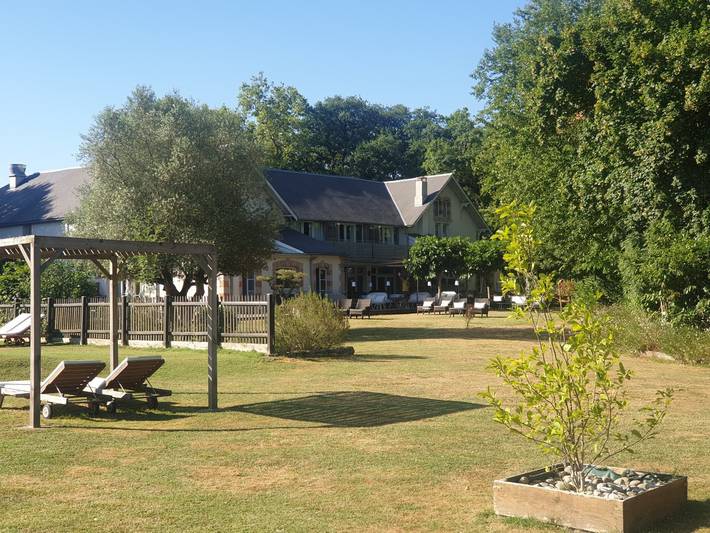 Gîte pour 30 personnes, avec piscine ainsi que jardin et terrasse, animaux acceptés
