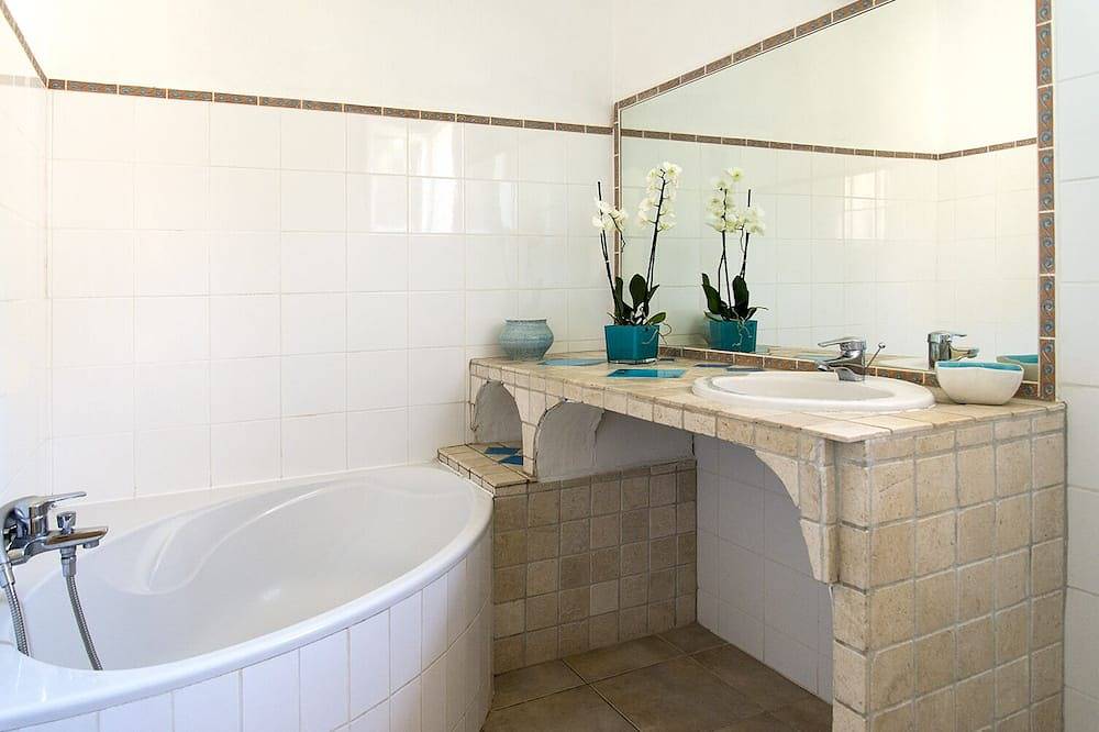 Jolie maison bord de mer- plage Palombaggia à 150 maccès privé in Palombaggia, Porto-Vecchio