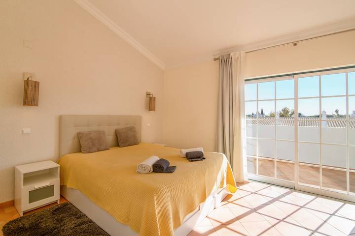 Holiday Home 'Vila Rafaella' with Shared Pool, Wi-Fi and Air Conditioning in Albufeira e Olhos de Água, Faro District