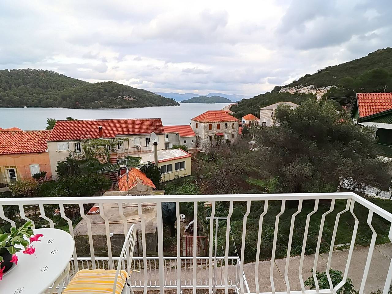 Ganze Wohnung, Apartments Nodilo - Comfort One Bedroom Apartment with Balcony and Sea View (Apt 3) in Mljet
