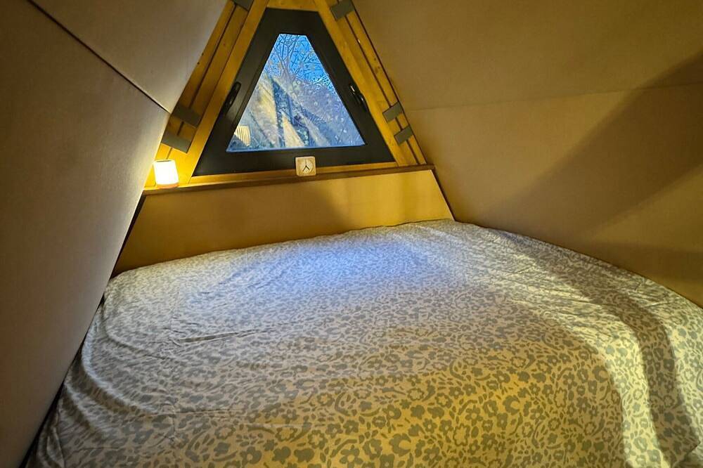 Entire apartment, Tipi Lodge Glamp 'Marguerite' with Direct Forest Access, Private Terrace & Air Conditioning in Le Boulou, Céret region