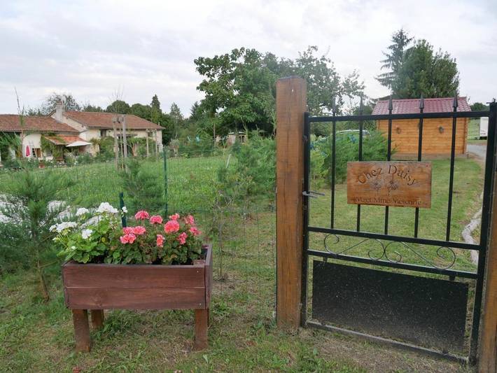 Location de vacances pour 12 personnes, avec jardin ainsi que piscine et vue, adapté aux familles à Montbron - 2