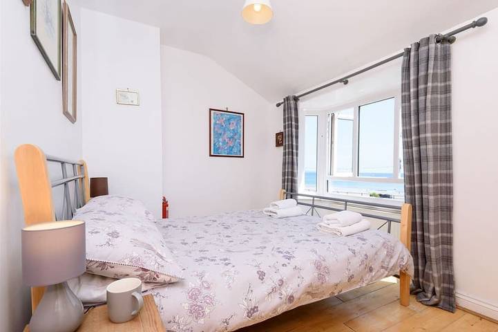 Casa frente al mar con vistas a la playa de Looe. Espacio de estacionamiento reservado 1 minuto a pie! in Looe, Cornualles