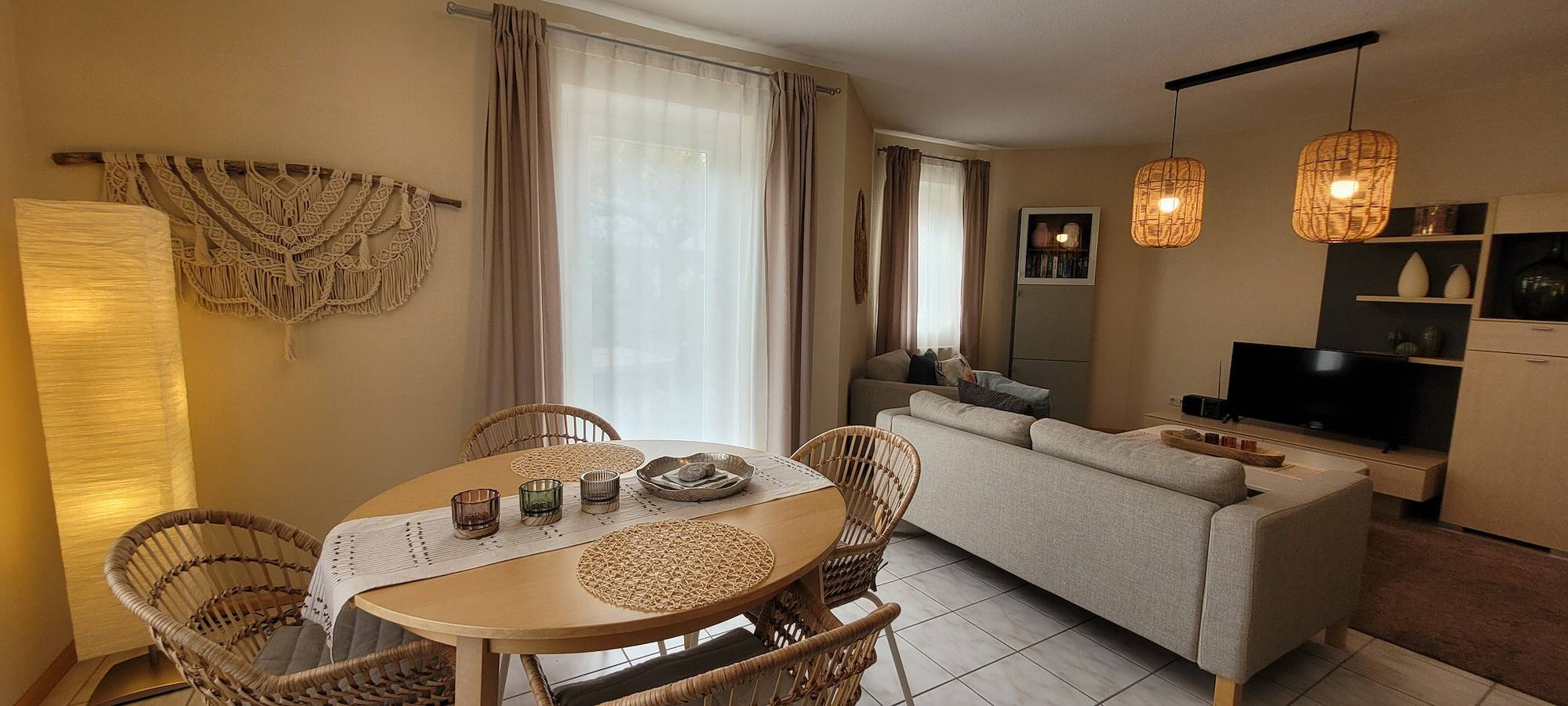 Entire apartment, Apartment 'Ferienwohung Traumgarten' with Private Terrace, Private Garden and Wi-Fi in Estenfeld, Franconian Wine Country