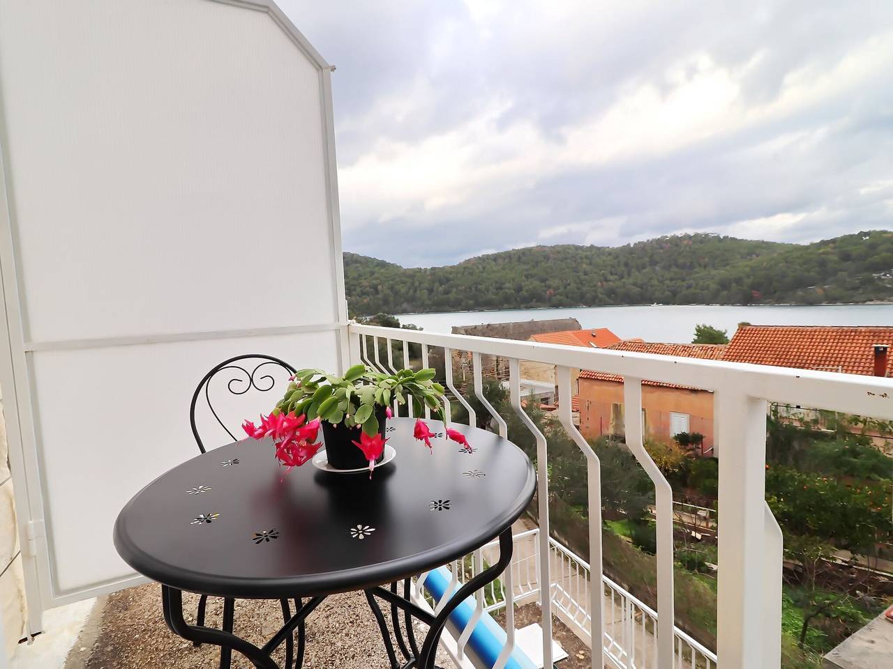 Ganze Wohnung, Apartments Nodilo - Standard One Bedroom Apartment with Balcony and Sea View (Apt 2) in Mljet