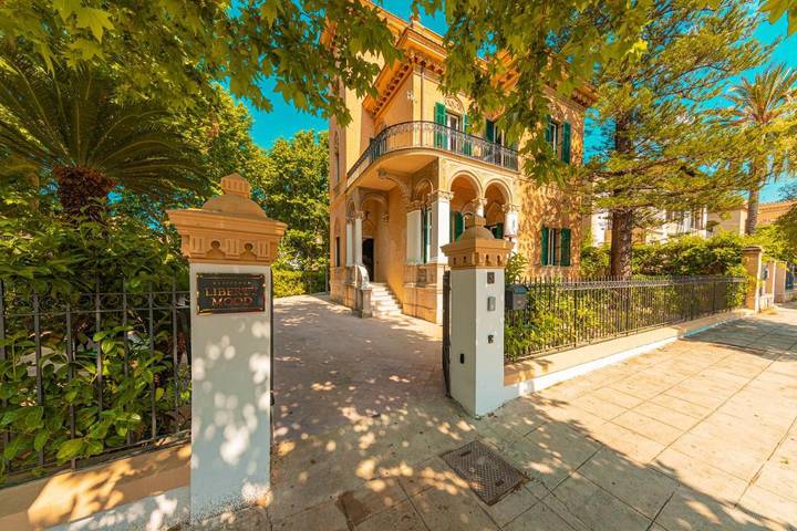 Ferienhaus für 10 Personen, mit Balkon und Whirlpool sowie Terrasse und Garten