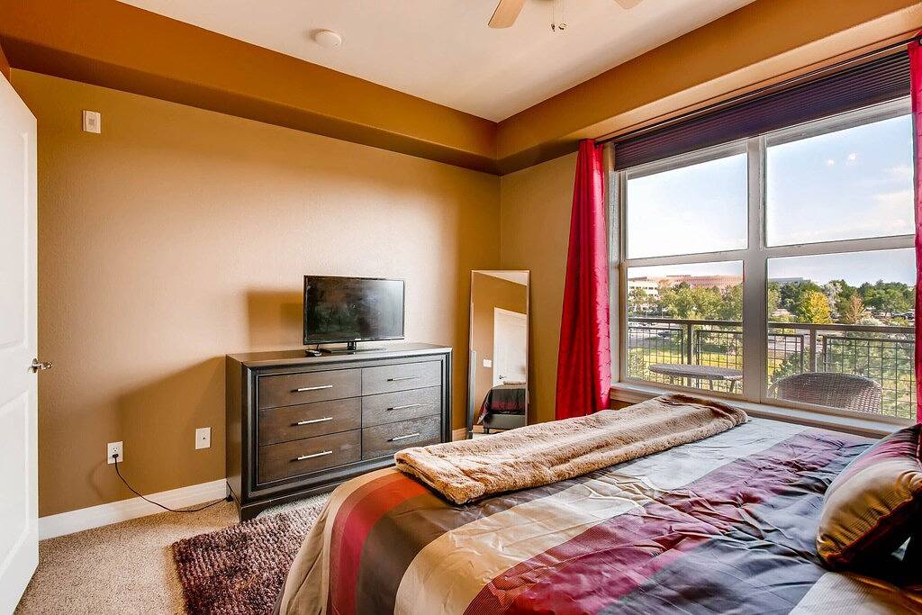 Ganze Wohnung, Luxus-Eigentumswohnung im Herzen der Dtc & Walking Distance zu Dry Creek Ligh Rail in Centennial, Arapahoe County