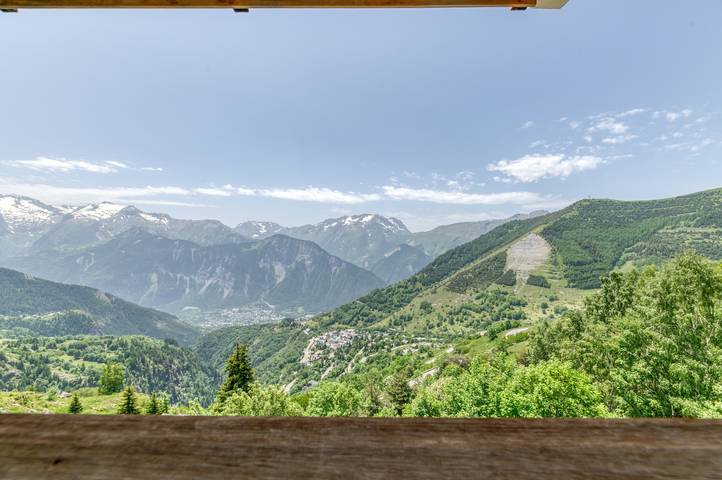 Entire apartment, Apartment 'Alpe D'huez' with Mountain View and Balcony in Huez, Écrins National Park