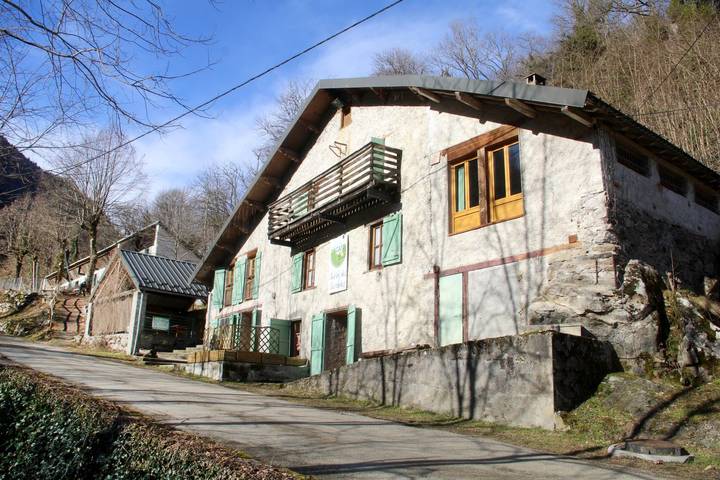 Gîte pour 35 personnes, avec terrasse et jardin, animaux acceptés