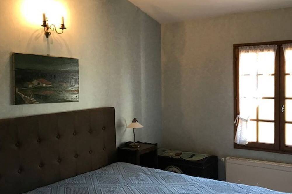 House with swimming pool in large garden in the heart of Provence - walking distance to town in Forcalquier, Parc naturel régional du Luberon