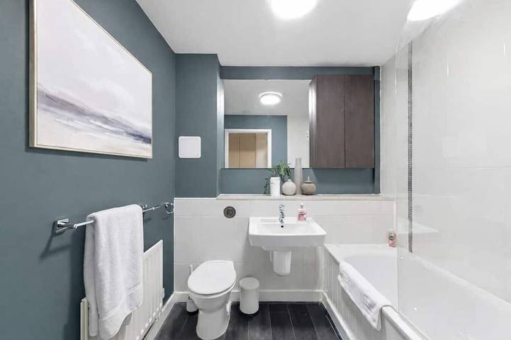 Ganze Wohnung, Sleek Apartment • City Centre • Balcony • Free Parking • Fast WiFi • Self-Check-In in Milton Keynes, Südostengland