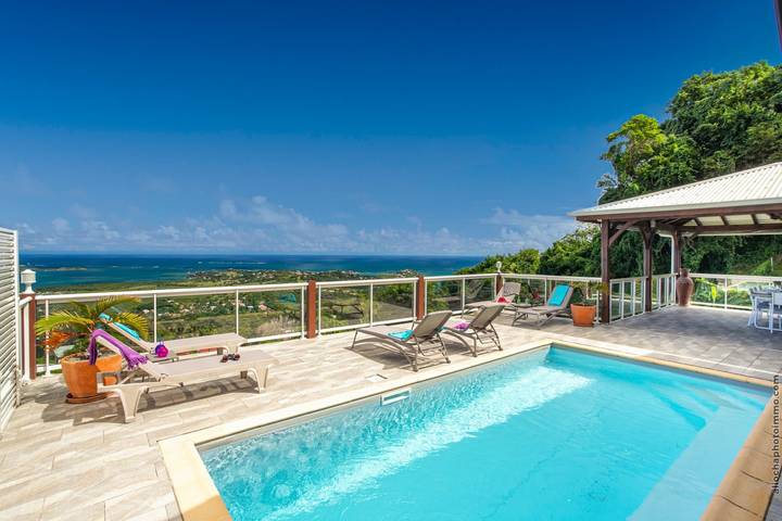 Villa pour 10 personnes, avec terrasse ainsi que jardin et piscine