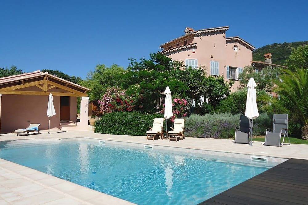 Ancienne villa viticole 4 * avec piscine chauffée et vue sur la mer in Le Pradet, Côte méditerranéenne (France)