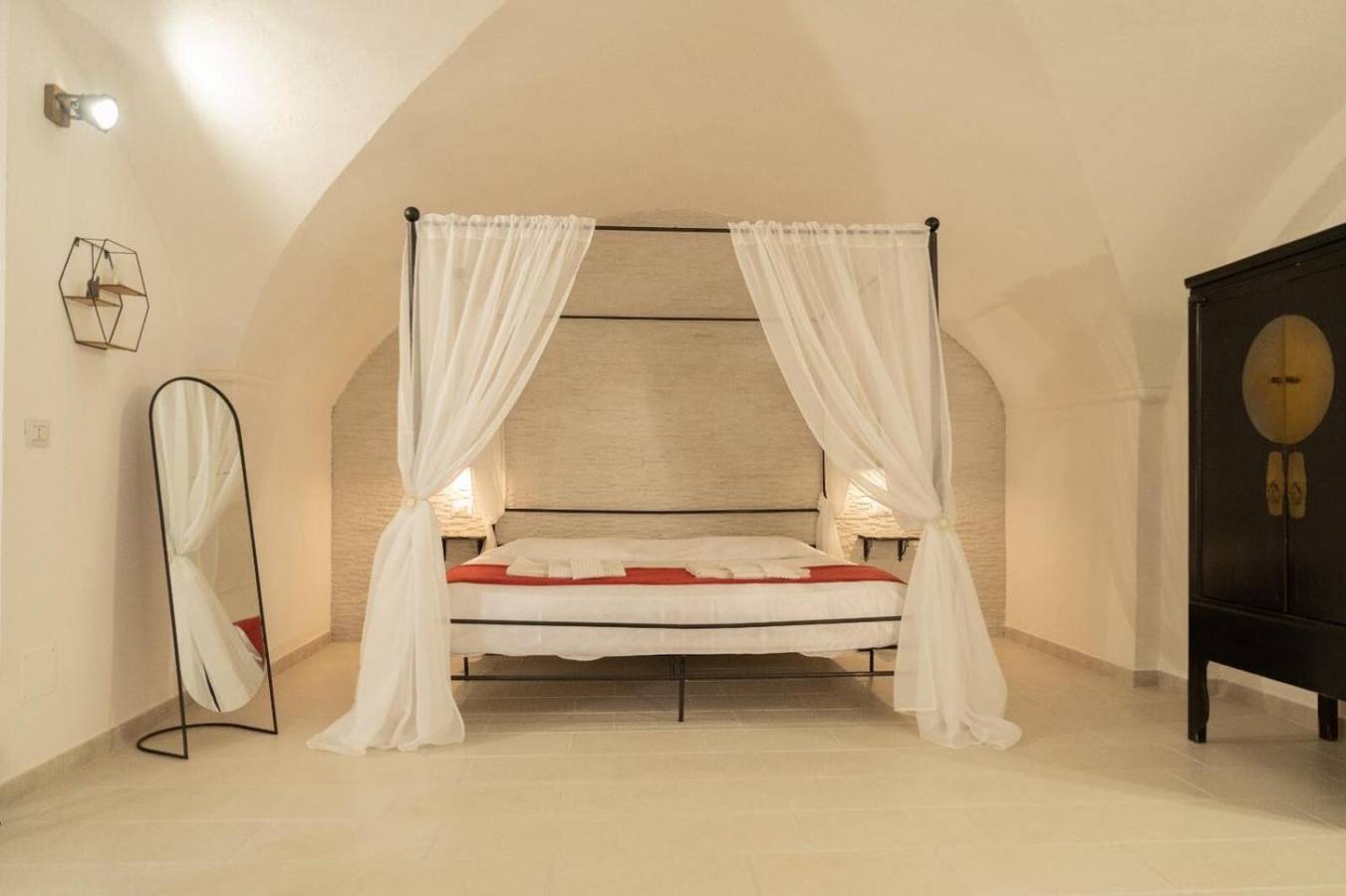 Appartamento 'Romantic Suite' con Wi-Fi e Aria Condizionata in Gallipoli, Golfo di Taranto