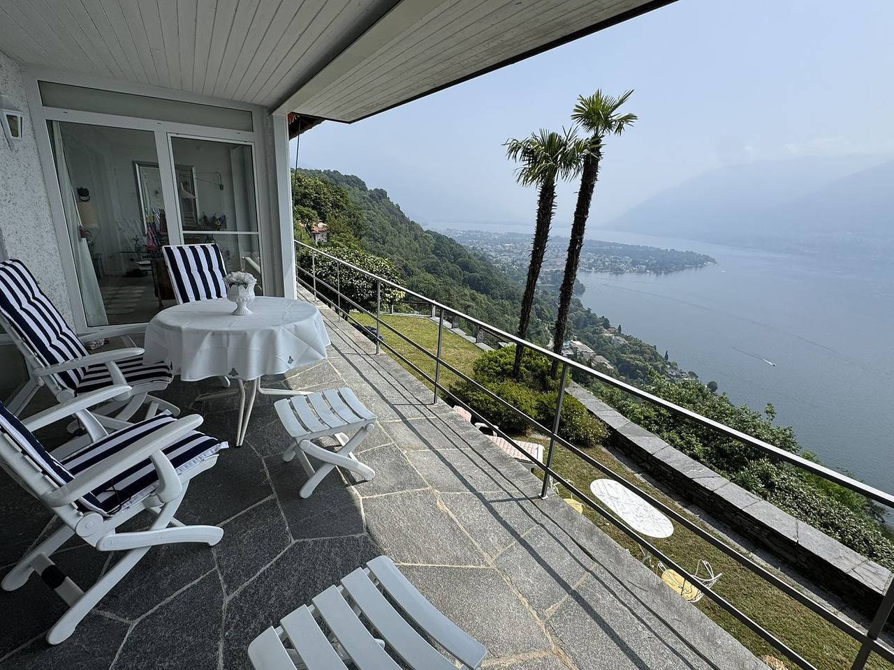 Charmantes Einfamilienhaus an phantastischer Hanglage mit herrlicher Sicht auf See und Bergen. in Ronco sopra Ascona, Tessiner Alpen