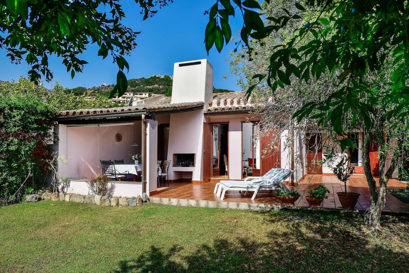 Villa 'Giacomo' met Privéterras, Wi-Fi en Airconditioning in Costa Rei, Muravera