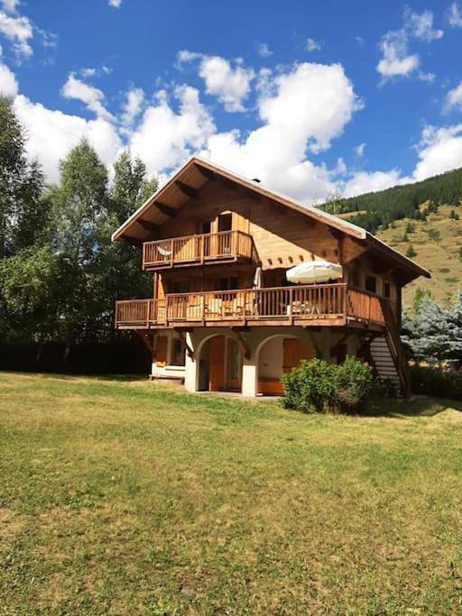 Chalet pour 10 personnes, avec Jacuzzi et Terrasse ainsi que Jardin et Vue dans Queyras