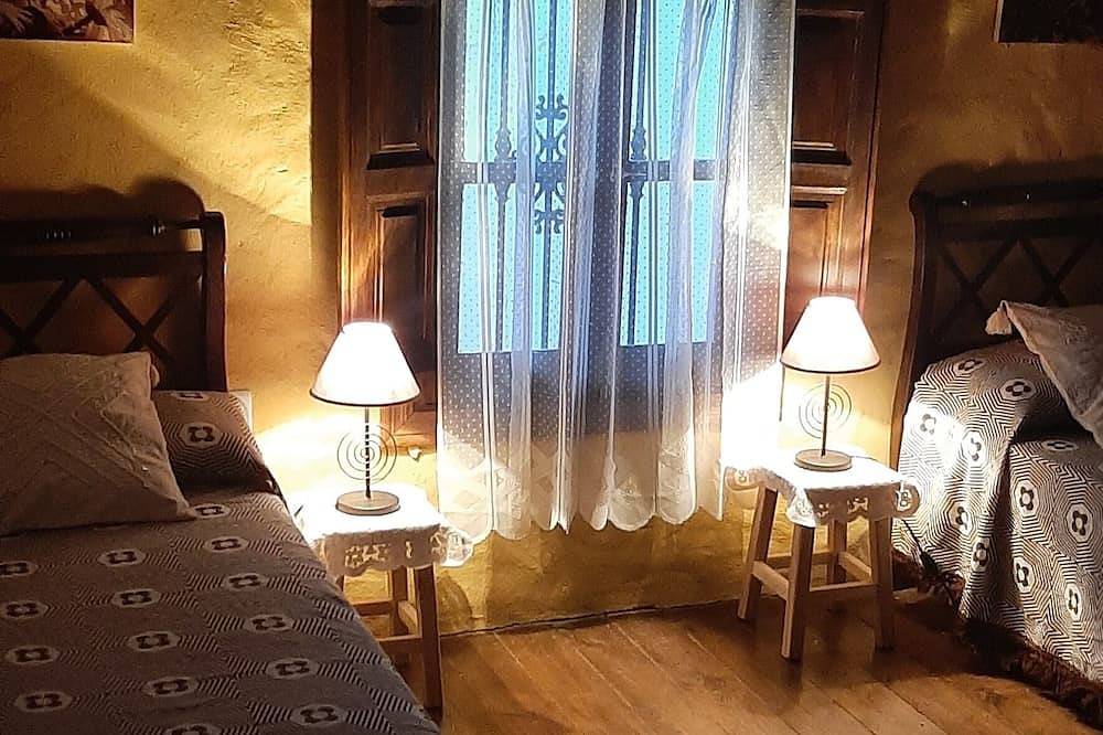 Casa Rural El Patio con chimenea,patios, barbacoa, piscina mascota gratuita. in Benadalid, Provincia de Málaga
